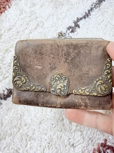 Antike viktorianische Geldbörse mit Klappe und interessanten Metallakzenten - Bild 1 von 11