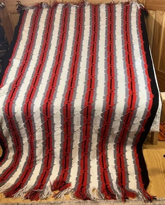 Manta de ganchillo roja negra gris y blanca bellamente diseñada 78 x 65"" usada en excelente estado Foto 1 de 4