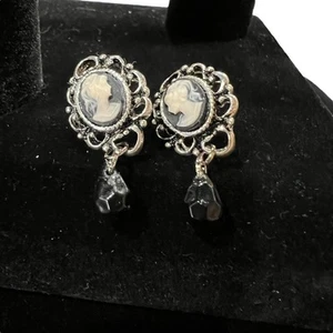 Vintage Silver Tone Cameo dangle pierced earrings 1" - Picture 1 of 3