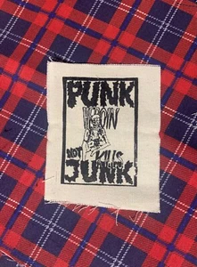 Patch Punk Not Junk fai da te - Crosta Punk Bandiera Nera Fuori Germi Crack Residui - Foto 1 di 1