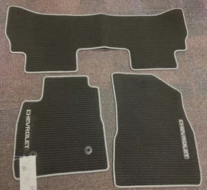 NUEVOS TAPETES OEM CHEVY TRAILBLAZER PREMIUM (TRACCIÓN DELANTERA) NEGROS DELANTEROS Y TRASEROS 2021-2024 - Imagen 1 de 3