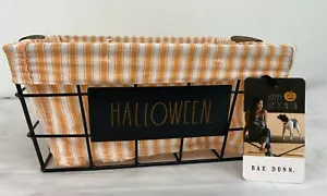 Rae Dunn ~ "HALLOWEEN" ~ Cesta de alambre negro ~ Forro de tela de rayas naranjas y blancas ~ NWT - Imagen 1 de 7