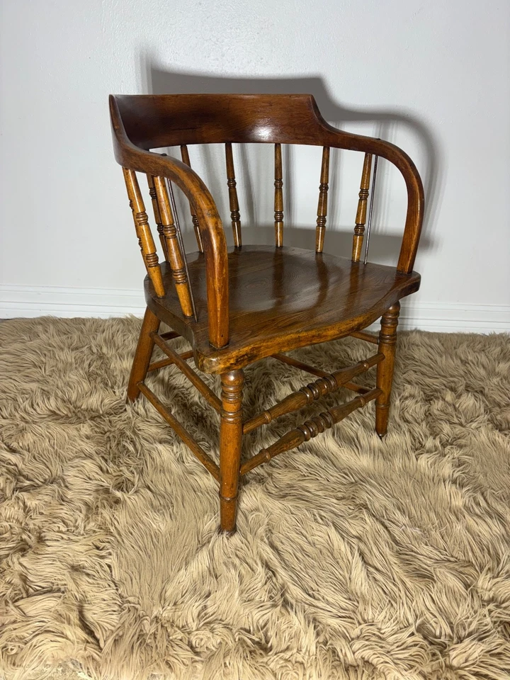 Silla Firehouse Captain's Barrel originaria de Irlanda Foto 1 de 4