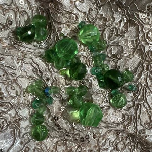 1950s LUCKY GREEN ASSORTED CRYSTAL BEAD  TO USE IN JEWELRY MAKING STUNNING - Picture 1 of 1