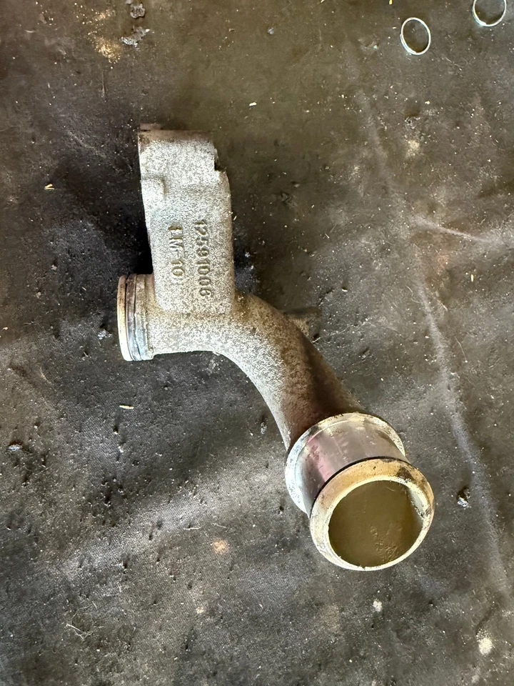 12591006 3,6 L 2007-2017 GMC Acadia tubo de salida de agua Foto 1 de 2