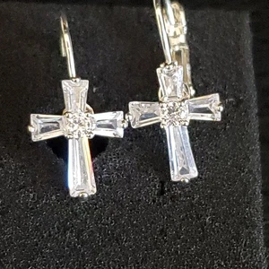 Zierliche Kristall Kreuz Ohrringe Silber Platte Leverback Baguette & runde Steine - Bild 1 von 7