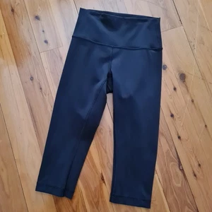 Women's size 4 'LULULEMON' Gorgeous black Wunder Under capri activewear tights - Picture 1 of 5