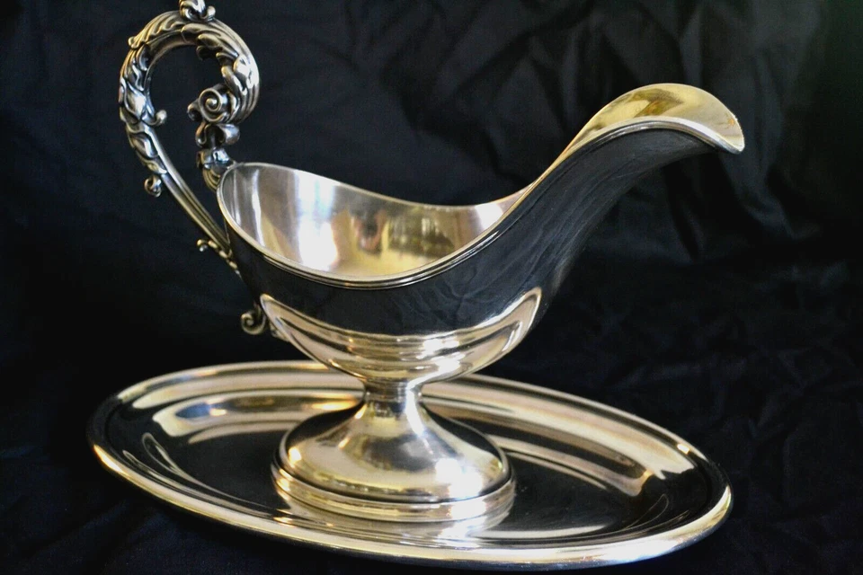 Sauciere casque métal argenté HALLOT 19 e Napoleon III - Photo 1/4