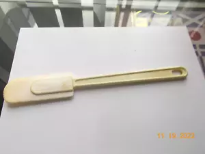 Used Pyrex Accessories 10" Rubber Spatula, Plastic Handle - Picture 1 of 5