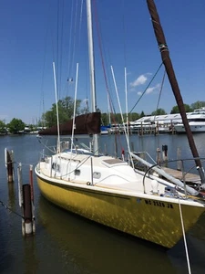 1975 Pearson Sailing Sloop Fully Equipped for Weekend Fun & Cruising the Lakes - Picture 1 of 9