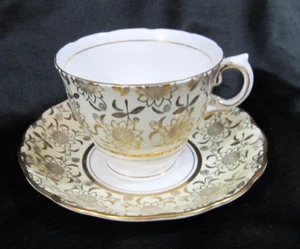 VTG. Colclough Bone China Lte Yellow Gold Trim Floral 6748 Teacup Saucer England - Picture 1 of 7