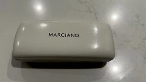 MARCIANO Custodia per occhiali da vista solo CLAMSHELL bianco sporco - Foto 1 di 3