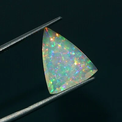 Piedra preciosa suelta facetada con forma de trillion de ópalo de fuego Welo etíope natural de 4,9 quilates Foto 1 de 4