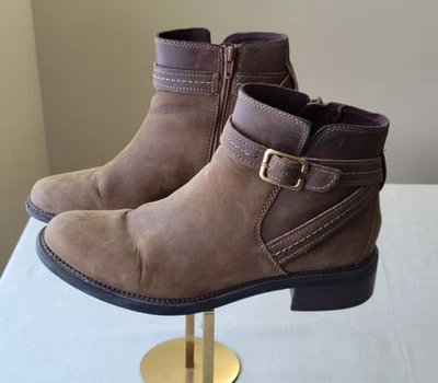 Botas Clarks Collection femininas tamanho 10 marrom conforto máximo couro tornozelo zíper - Imagem 1 de 4