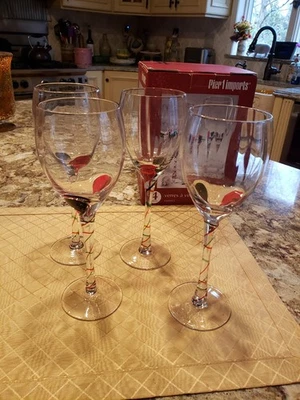 Nuevo en caja Pier 1 One Juego de 4 copas de vino remolino rojo y verde vacaciones Navidad 9 1/8" Foto 1 de 4