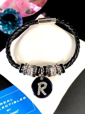 全新带盒 正品收藏品 ADRIENNE 黑色皮革水晶字母 'R' 小饰品手链 — 第 1/4 张图片