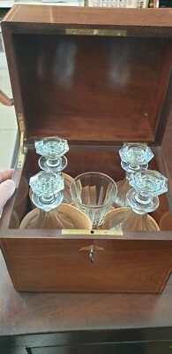 CAVE A LIQUEUR ANCIENNE MARQUETERIE NAPOLEON III 4 CARAFE CRISTAL 1 VERRE QUALIT - Photo 1/4
