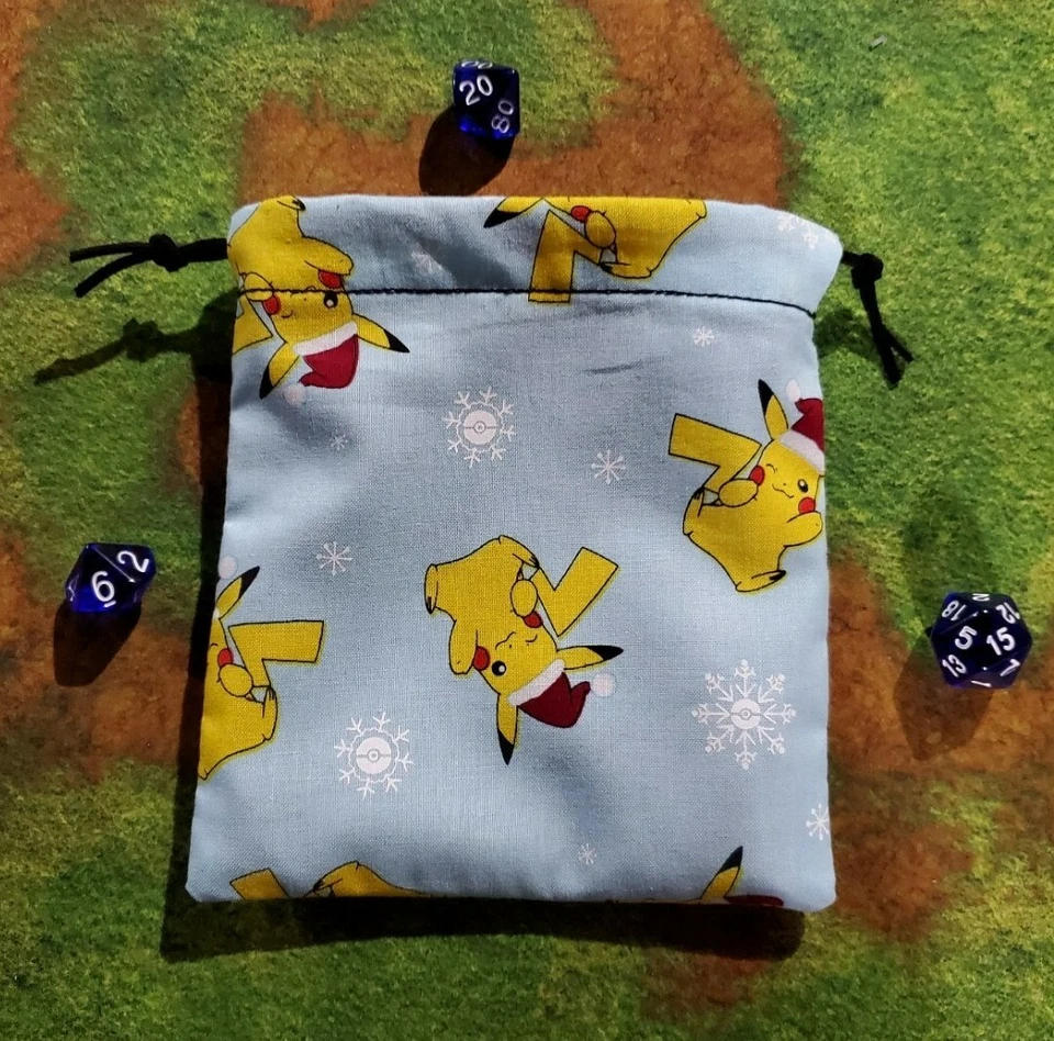 Pokemon Pikachu Navidad Santa Sombrero Bolsa de Dados, Bolsa de Tarjetas, Bolsa de Maquillaje Foto 1 de 1