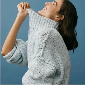 By Anthropologie kurz geschnittener blauer Grobstrickpullover mit Stehkragen Damengröße Small - Bild 1 von 7