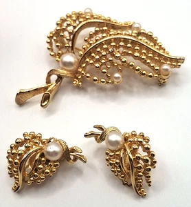 Vintage LISNER Gold Tone with Simulated Pearl Leaf Brooch & Clip On Earrings Set - Picture 1 of 5