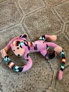 Stofftier Affe rosa Südwestmuster selbstklebende Hände - Bild 1 von 3