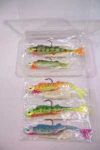 5pz ESCA DA PESCA GOMMA MINNOWS SOFTBAIT JIGGING LURES CON TACKLE BOX 3 1/4" NUOVE - Foto 1 di 3