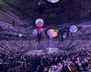 COLDPLAY CONCERT COLLECTABLE - 8x10 Glossy Printed Photo - Picture 1 of 1
