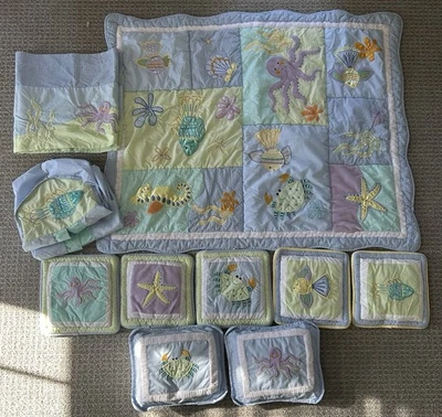 KIDSLINE SEA LIFE Edredón Bebé Cenefa Apilador de Pañales 2 Almohadas Pequeñas 5 Colgantes de Pared Foto 1 de 4