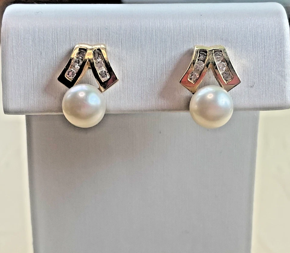 Aretes de oro amarillo de 14 quilates con perlas cultivadas y cinta de diamantes perlas de 7 mm Foto 1 de 4