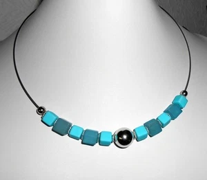 HÜBSCHER Hals REIF / Würfel Collier / TÜRKIS - Töne + Silber Kugel / Edelstahl - Bild 1 von 1
