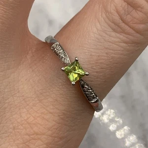 Peridot Princess Cut Diamond Accent Ring 9ct 375 White Gold - Size Y - Picture 1 of 10