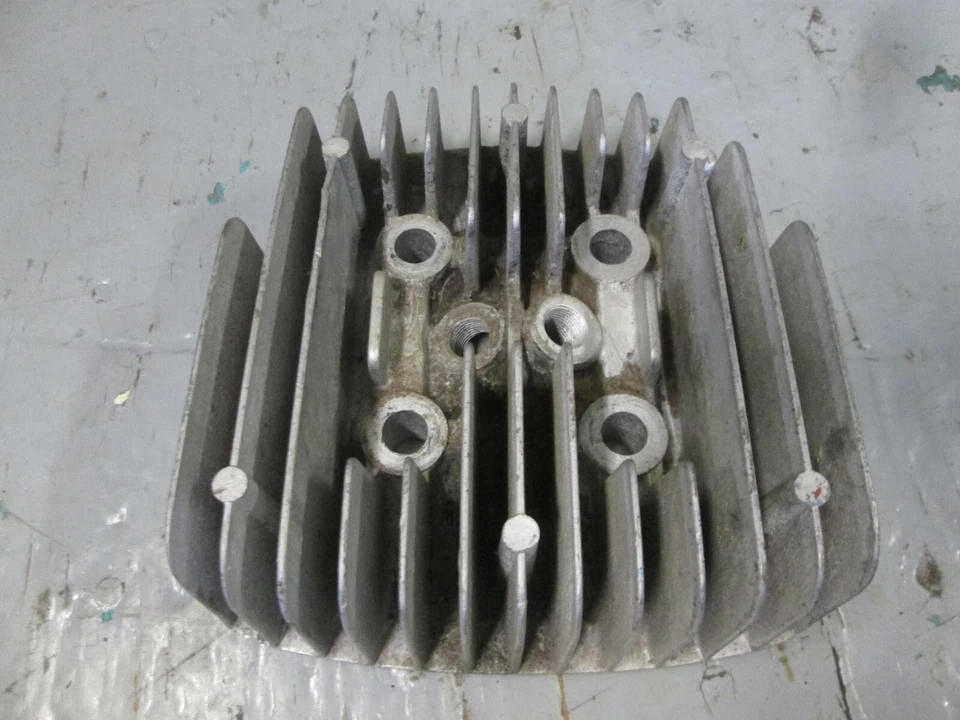 Suzuki 1973 - 1977 RV125 / - 1975 TC125 culata 11111-27300 / 1111-27302 Foto 1 de 4