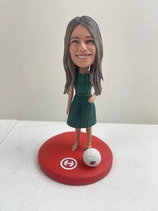 Mujer Bobble Head Vestido Verde Voleibol con Base Roja - Imagen 1 de 6