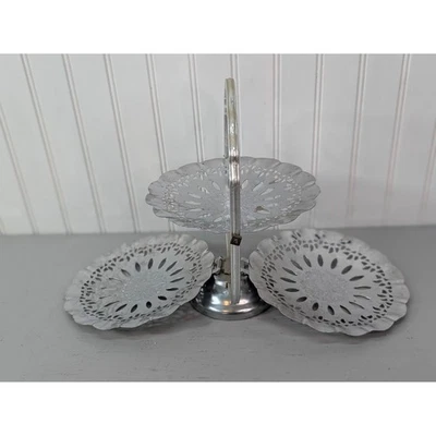 Tapete de encaje de metal plateado de 3 niveles de colección soporte de postre mango de servidor decoración de boda Foto 1 de 4