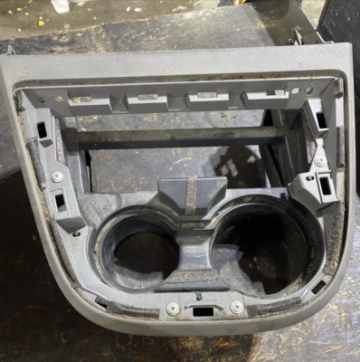 2012-2016 年日产 NV 1500 前中控台杯架原始设备制造商。 — 第 1/4 张图片