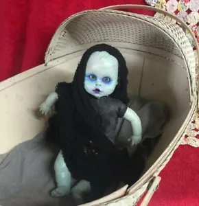 Creepy Vampire Baby fatto a mano con bacinetta Halloween set spettrale arte originale - Foto 1 di 4