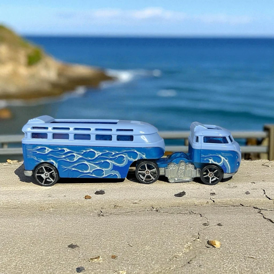 Remolque Volkswagen Hauler 2022 Hot Wheels Track Stars personalizado llamas azules y remolque Foto 1 de 4