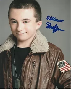 Atticus Shaffer signed Autogramm 8x10 Foto - Bild 1 von 1