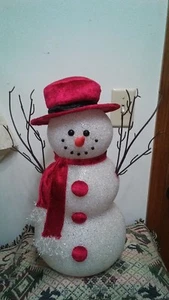 Pupazzo di neve illuminato con perline alto 17 pollici verde con cappello rosso, sciarpa e bottoni - Foto 1 di 6