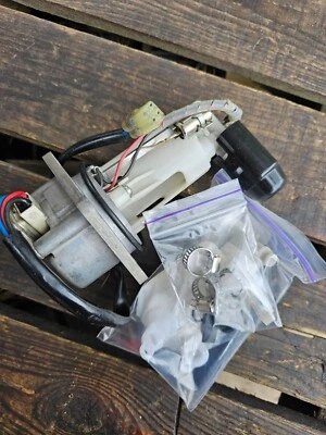 Plataforma bomba combustible Husqvarna TE SM 449 511.  Base conector tubo brida bomba Foto 1 de 4