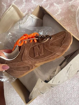 Zapatillas deportivas de gamuza para mujer Miu Miu talla 37 - marrón - zapatos informales de diseñador - suaves y Foto 1 de 4