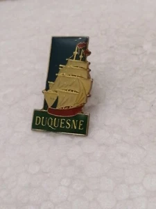 Pin's Pins Pin Alcool Rhum Voilier Bateau "Duquesne " - Imagen 1 de 2