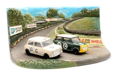 VANGUARDS 1:43 SCALE RD4002 BATHURST 1966 2X MINI COOPER RALLY DIORAMA - Image 1 of 4