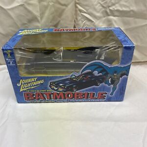 Johnny Lightning 1960s Batmobile Diecast Model 1: 24 2002 Batman