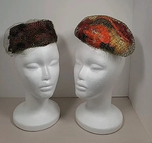 2 sombreros de red vintage con caja de sombreros - Lilly Dache - pluma, flores John Demi-Chapeau - Imagen 1 de 13