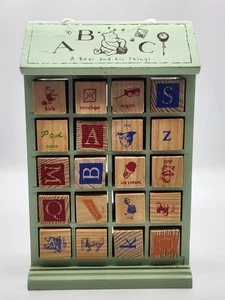 Bloques de madera ABC clásicos de Disney Pooh A Bear His Things con estuche de 10" Schylling - Imagen 1 de 15