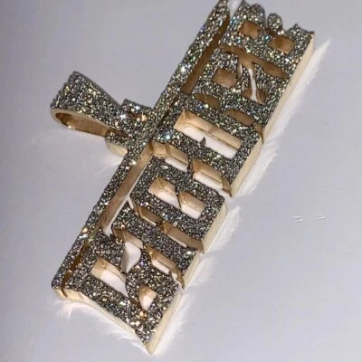 Colgante Moissanita Corte Redondo 2.30Ct Para Hombre Personalizar Nombre Chapado en Oro Amarillo 14K Foto 1 de 4