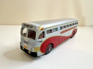 #192 CORGI YELLOW COACH CHAMPLAIN COACH LINES RED & GRAY DIE-CAST MODEL BUS 1:50 - Picture 1 of 6