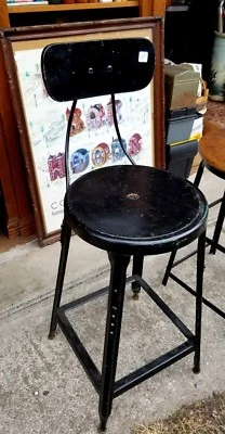 Taburete - Antiguo c1918 Industrial HIERRO FUNDIDO Y MADERA DE ROBLE con Respaldo - Era Primera Guerra Mundial Foto 1 de 3
