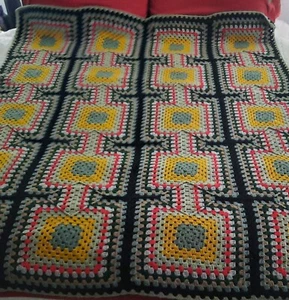 "Vintage mehrfarbige Oma quadratische gehäkelte afghanische Decke geometrisch GROSS 66""x 55"" - Bild 1 von 4